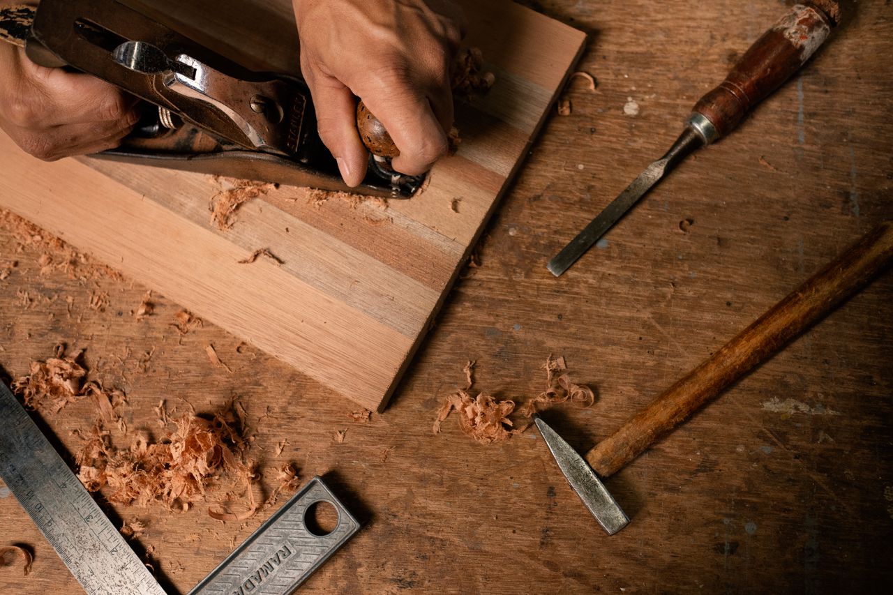 Ébéniste travaillant sur mesure à son établi
